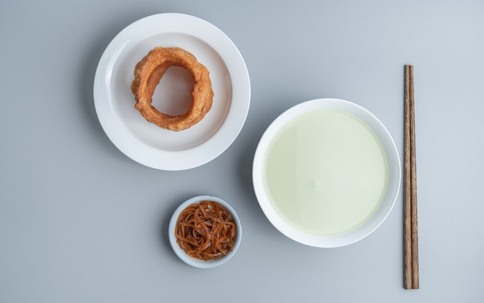 豆汁儿、焦圈、咸菜。 图/IC photo