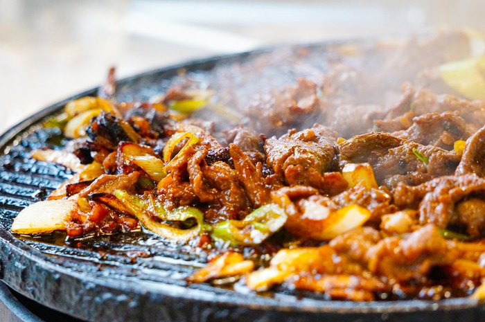 炙子烤肉。 图/IC photo