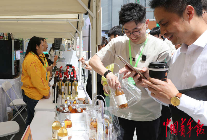 京港澳青年生活节上的年轻人