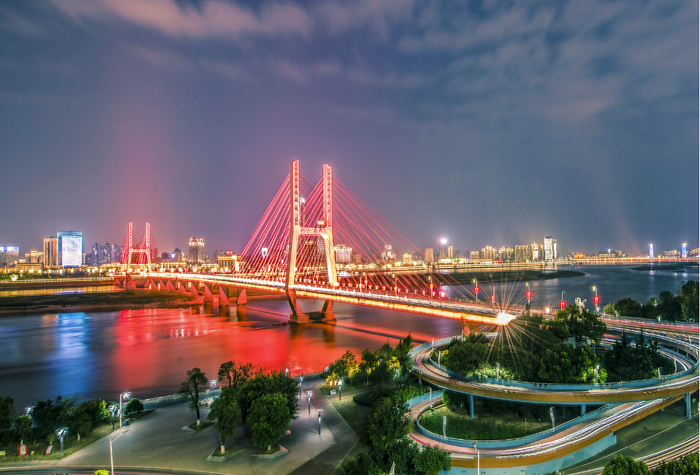 远眺南昌八一大桥。王均荣/摄