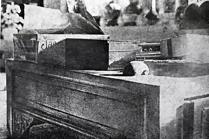 图1 储秀宫南窗炕几上之饼干匣及残余苹果半枚（陈万里摄）