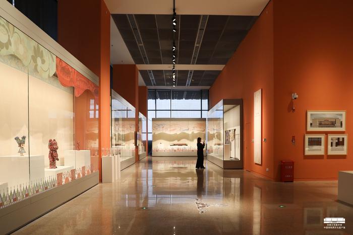 “花开敦煌——常沙娜从艺八十年艺术与设计展”展厅现场。供图 中国工艺美术馆 中国非物质文化遗产馆