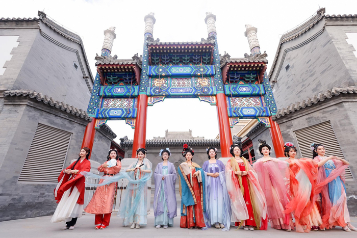 精心打造的国风美陈,将传统元素与现代设计巧妙融合,让您在每一步的