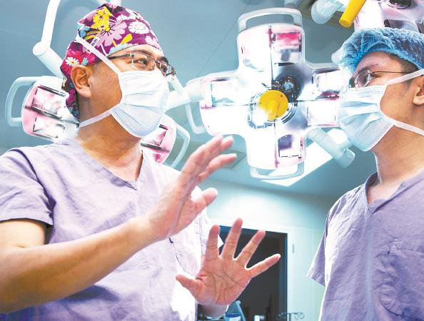             沈坤炜（左）在工作中          