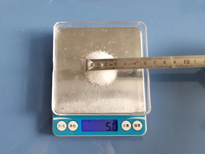 散开的 5 克盐，直径比 1 元硬币大一点丨作者拍摄