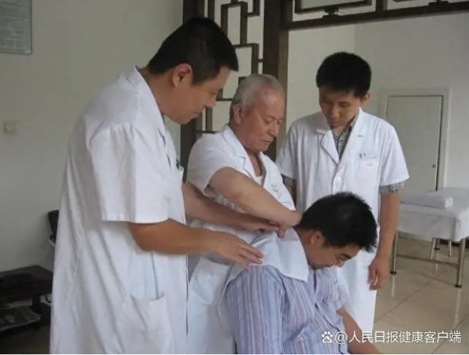 北京按摩医院的医生为患者按摩。
