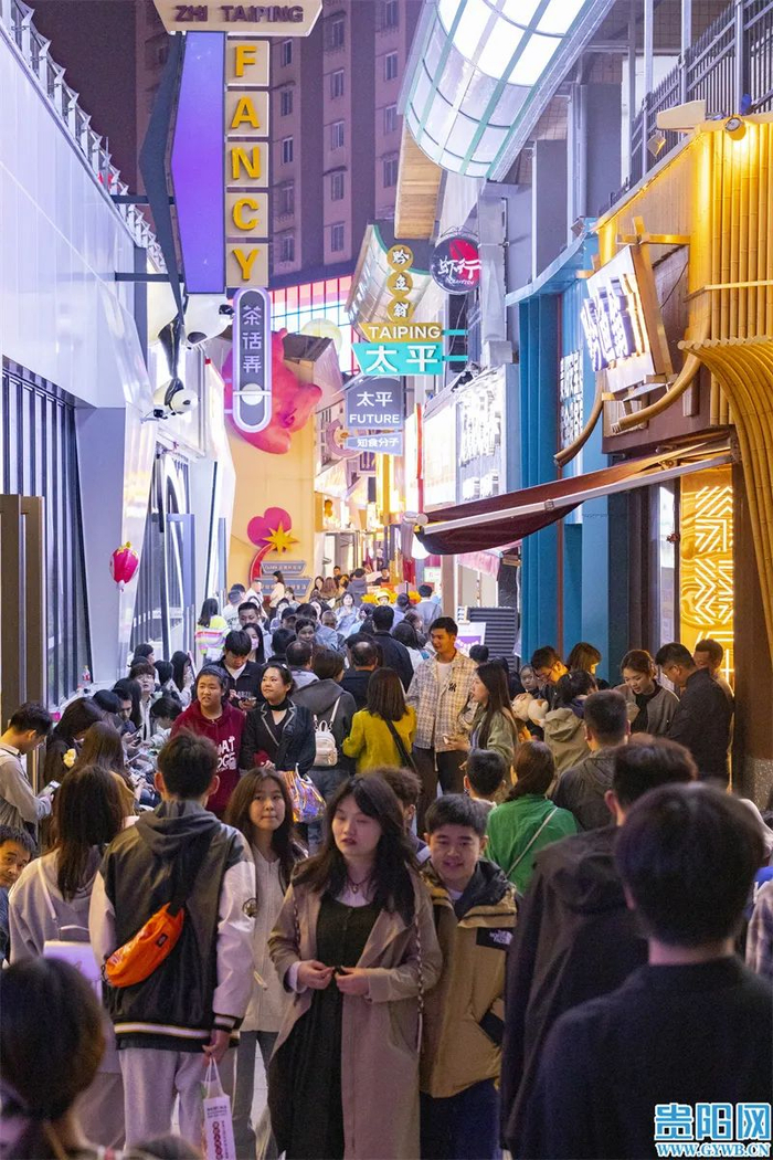 "五一"假期首日 太平路人气爆棚