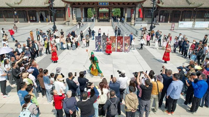 　　▲运城关公故里文化旅游景区门前，“关公门前耍大刀”表演吸引众多游客驻足观看