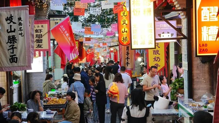 　　▲运城岚山根景区迎来客流高峰，“近郊游”受青睐