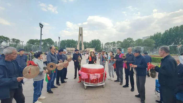 　　▲长治武乡县八路军纪念广场，迎来各地游客