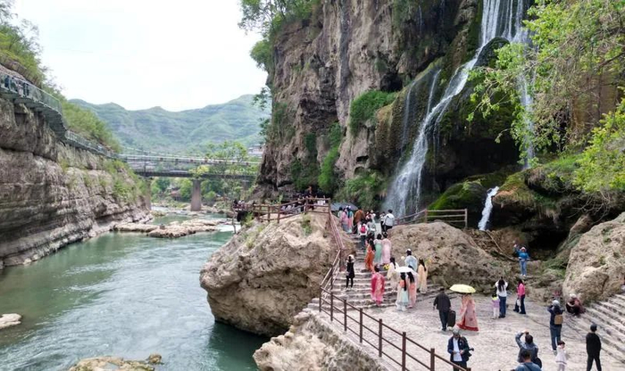 　　▲阳泉娘子关景区，迎来各地游客