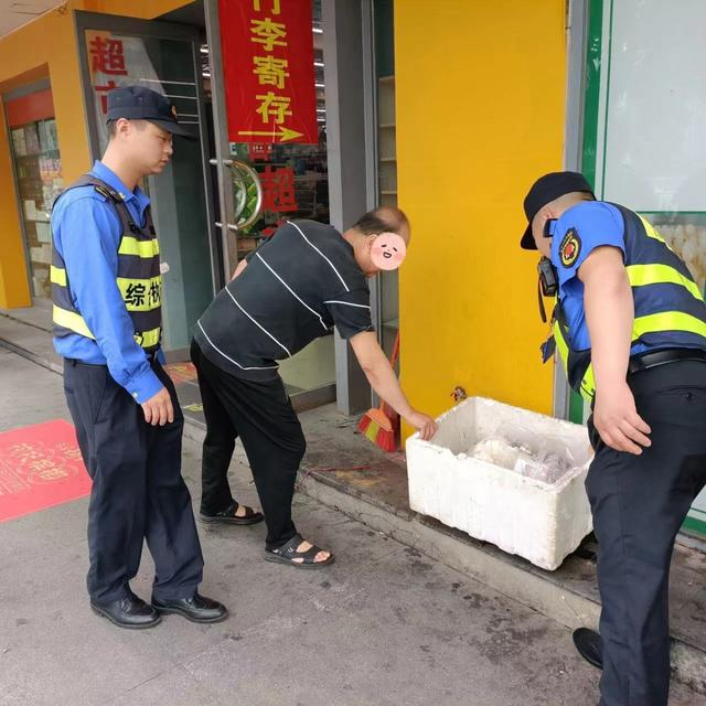 迎接"五一"假期各方来客,柳南城管确保"门前三包"工作