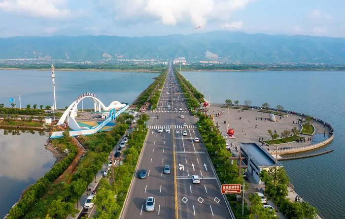 　　▲游客在运城盐湖参观游览