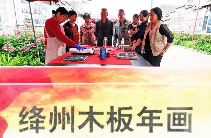 　　▲运城市新绛县泽掌镇光村国家级非遗绛州澄泥砚生产基地，游客观赏非遗绛州木版年画制作技艺