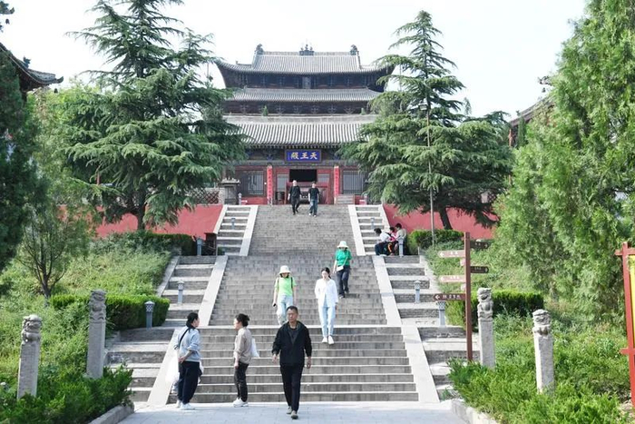 　　▲游客在稷山县大佛寺景区参观游览