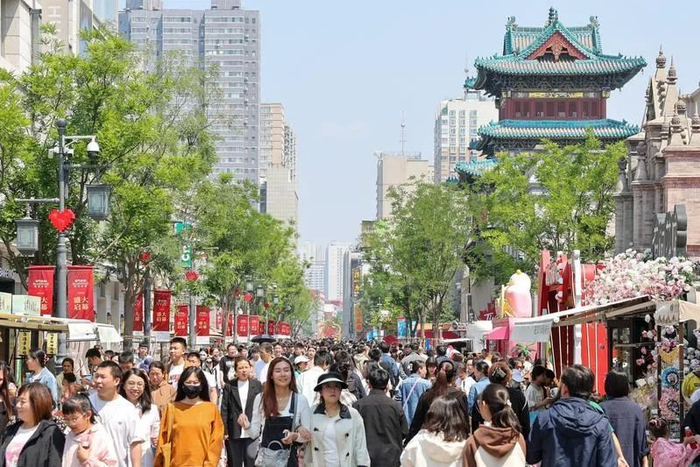 　　▲太原千年古街钟楼街上人流如织，乐享假期