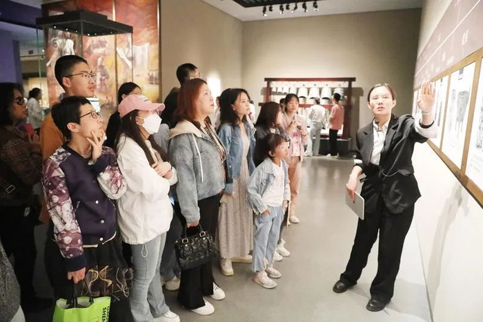 　　▲在山西青铜博物馆，参观的游客络绎不绝