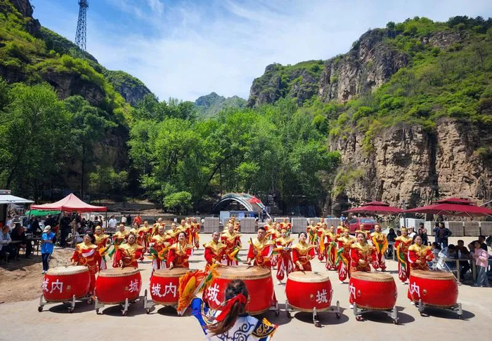 　　▲灵丘县桃花溶洞景区，演出活动精彩纷呈