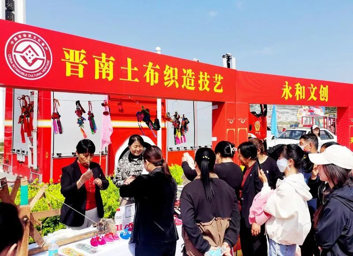 　　▲临汾市永和黄河乾坤湾景区，游客观赏体验非遗文化