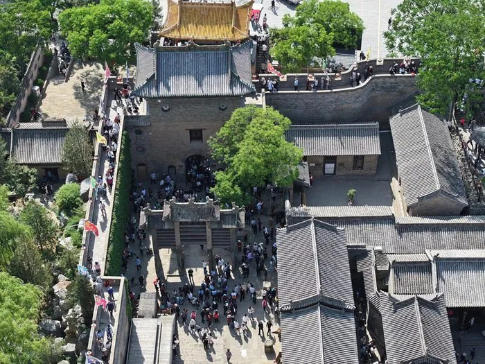 　　▲晋城皇城相府景区，来自全国各地的游客齐聚于此，领略古堡魅力