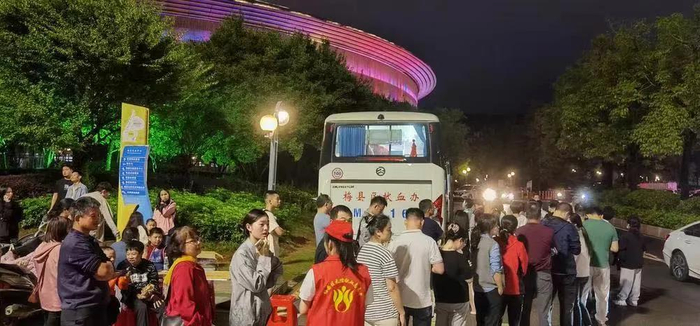 梅州梅县区人民广场献血点排长队（林常绿 摄）