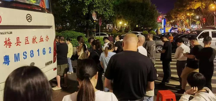 梅州梅县区人民广场献血点排长队（林常绿 摄）