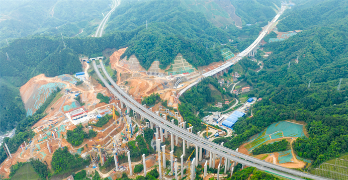 何华文 摄4月29日,记者在苍昭高速公路第三标段昭平隧道看到,施工车辆