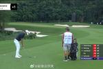 [流言板]腿太长也有烦恼！文班亚马试图坐进跑车失败