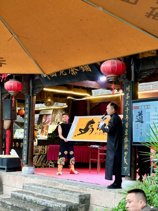 这种景区里的"书法家"骗局真是太low了,套路都是一模一样的