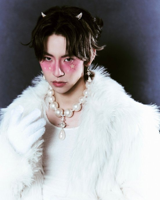 小鬼王琳凯今晚贵阳音乐节的y2k造型也太甜了!