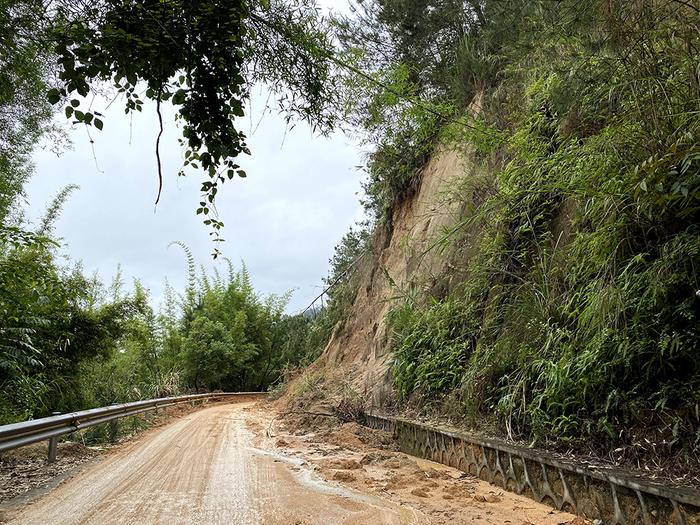 5月2日，大埔县茶阳镇庵前村乡道，一处滑坡已完成清理