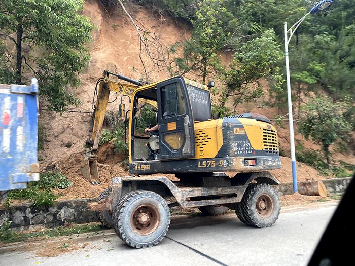 5月2日，通往塌方现场的S221省道上，正在清理道路滑坡沙土的施工车辆