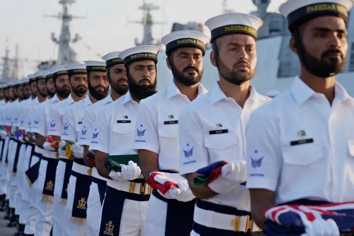 资料图片：巴基斯坦海军士兵在一场多国军演的开幕式上列队。（美联社）