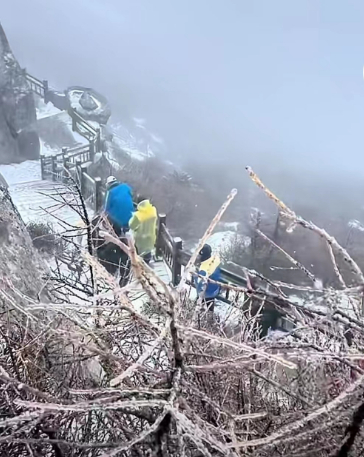 陕西太白山景区又下雪了这不局地中雨陕西多地迎来降水天气