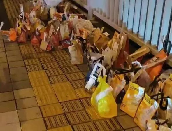 ▲“胖猫”跳江的大桥上，摆放着不少网友因自发祭奠点送的外卖。图/网络截图