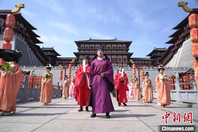 5月1日，隋唐洛阳城应天门前上演《簪花迎远客》古装演艺。　牛林林 摄