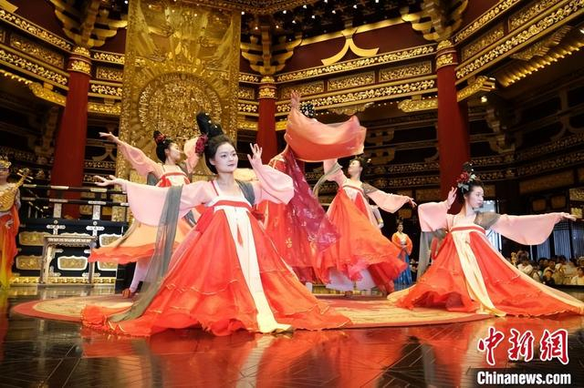 5月1日，隋唐洛阳城明堂景点上演《神都万花会》古装演艺。　　牛林林 摄