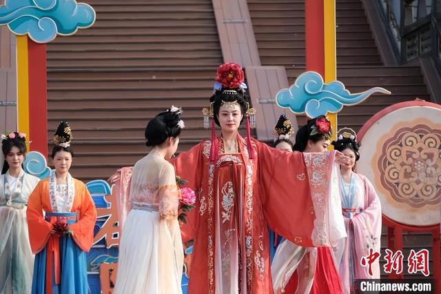 5月1日，隋唐洛阳城明堂景点上演《戏游神都》古装演艺。　牛林林 摄