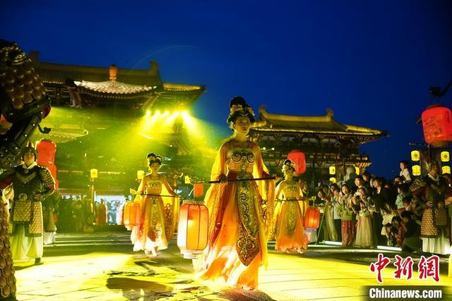 5月1日晚，隋唐洛阳城九洲池御道上演《牡丹迎宾礼》古装演艺。　　牛林林 摄