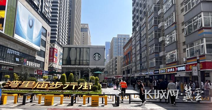 全省唯一一条国家级示范步行街试点街区——石家庄湾里庙步行街。河北经济日报记者 李丽钧 摄