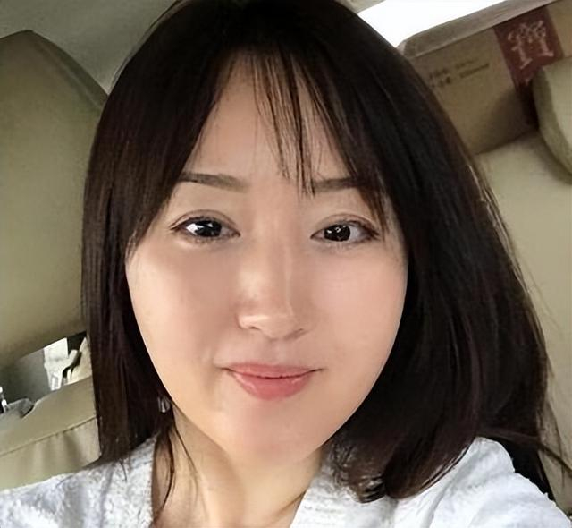"甜歌皇后"杨钰莹:事业巅峰因与富二代恋情退圈,今53岁仍单身