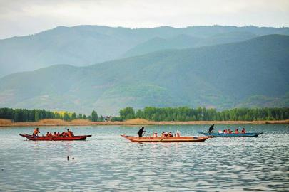 5月2日，在位于四川省和云南省交界处的泸沽湖景区，游客们正在乘船游览。 翁光建 摄（C视觉）