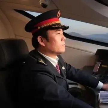 【节目单】《劳模会客厅》|  对话东方航空机长董明 兰铁集团动车司机赵丕（上）