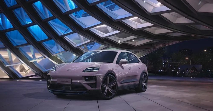 在 2024 北京车展上,保时捷旗下首款纯电动 suv 车型 —— 全新纯电动