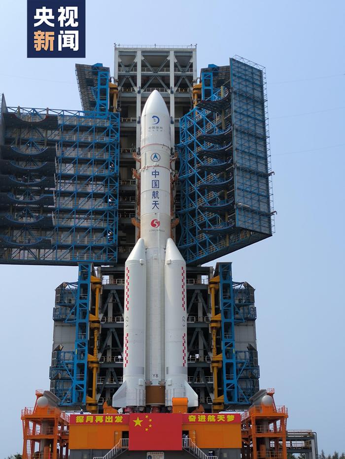 搭载嫦娥六号的长征五号遥八运载火箭，该火箭由中国航天科技集团有限公司所属的中国运载火箭技术研究院抓总研制。