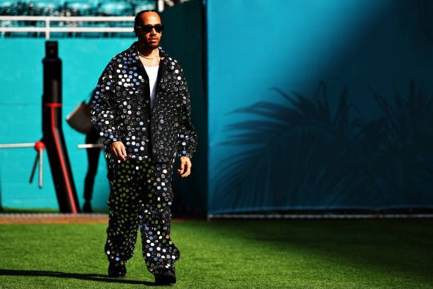 f1七冠王刘易斯-汉密尔顿周六抵达迈阿密赛道