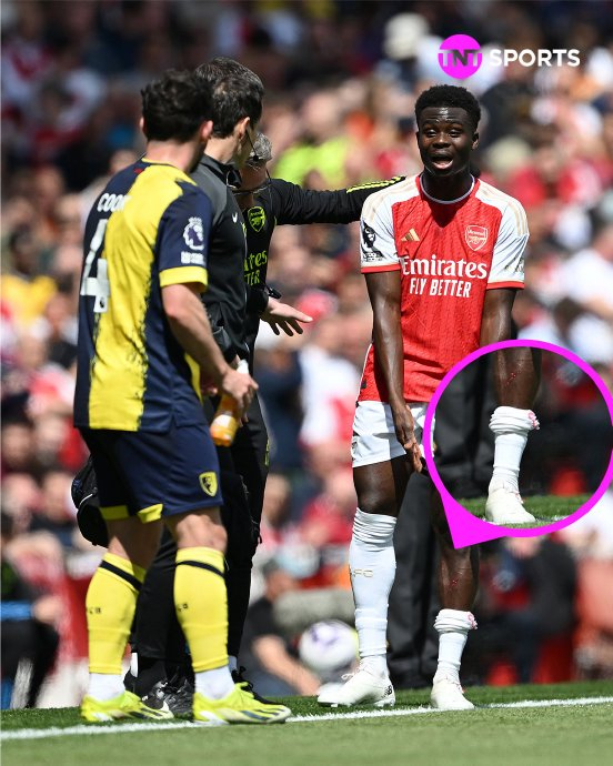 被蹬出血!萨卡上半场遭克里斯蒂蹬踏小腿,裁判未出牌