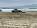 装酷酿成惨剧：双月湾沙滩上一台车辆飙车，撞飞一位女士
