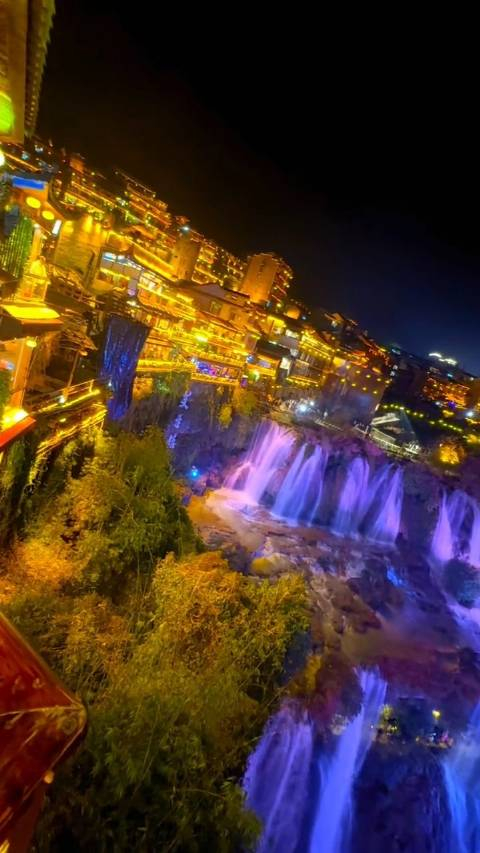 芙蓉镇夜景,瀑布上的千年古城!