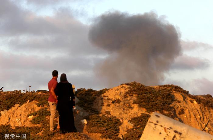 5月3日，加沙中部代尔拜拉赫，以色列军队袭击了努赛赖特难民营后，烟雾从该地区升起 图片来源：视觉中国